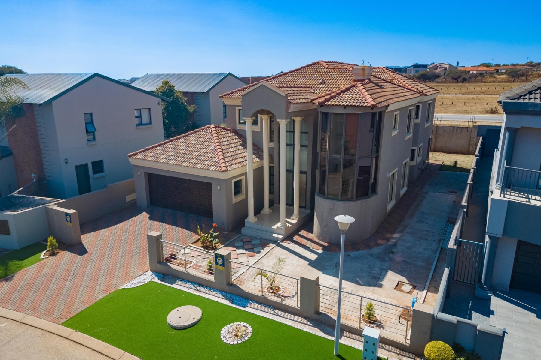 Modern 4-Bedroom Double Story in Thornhill