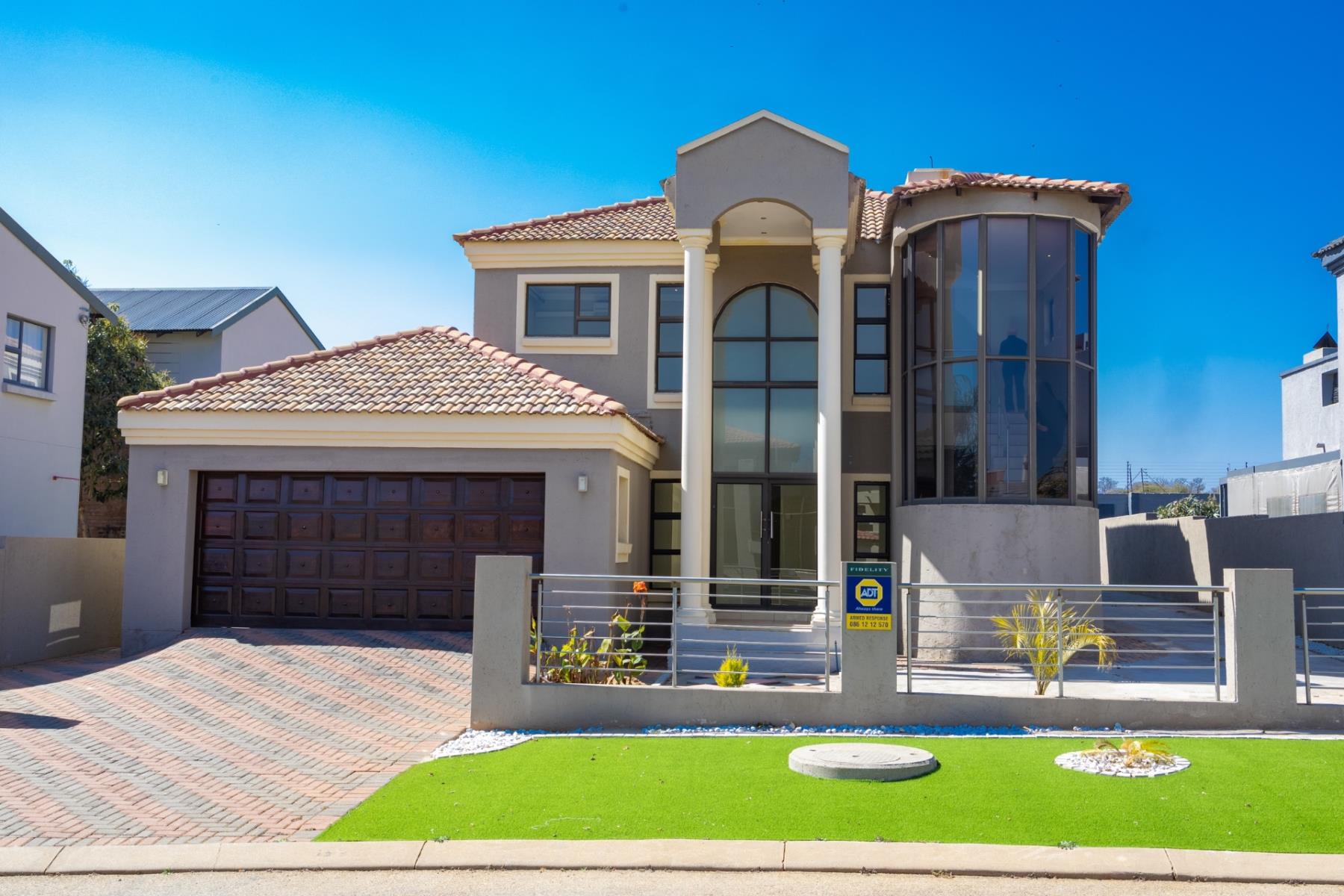 Modern 4-Bedroom Double Story in Thornhill