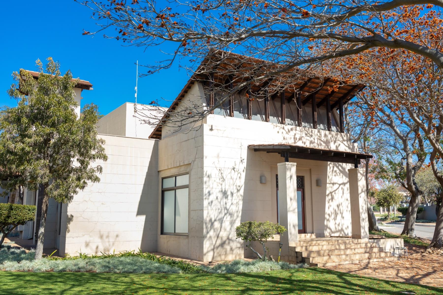 Modern 4-Bedroom Double Story in Thornhill