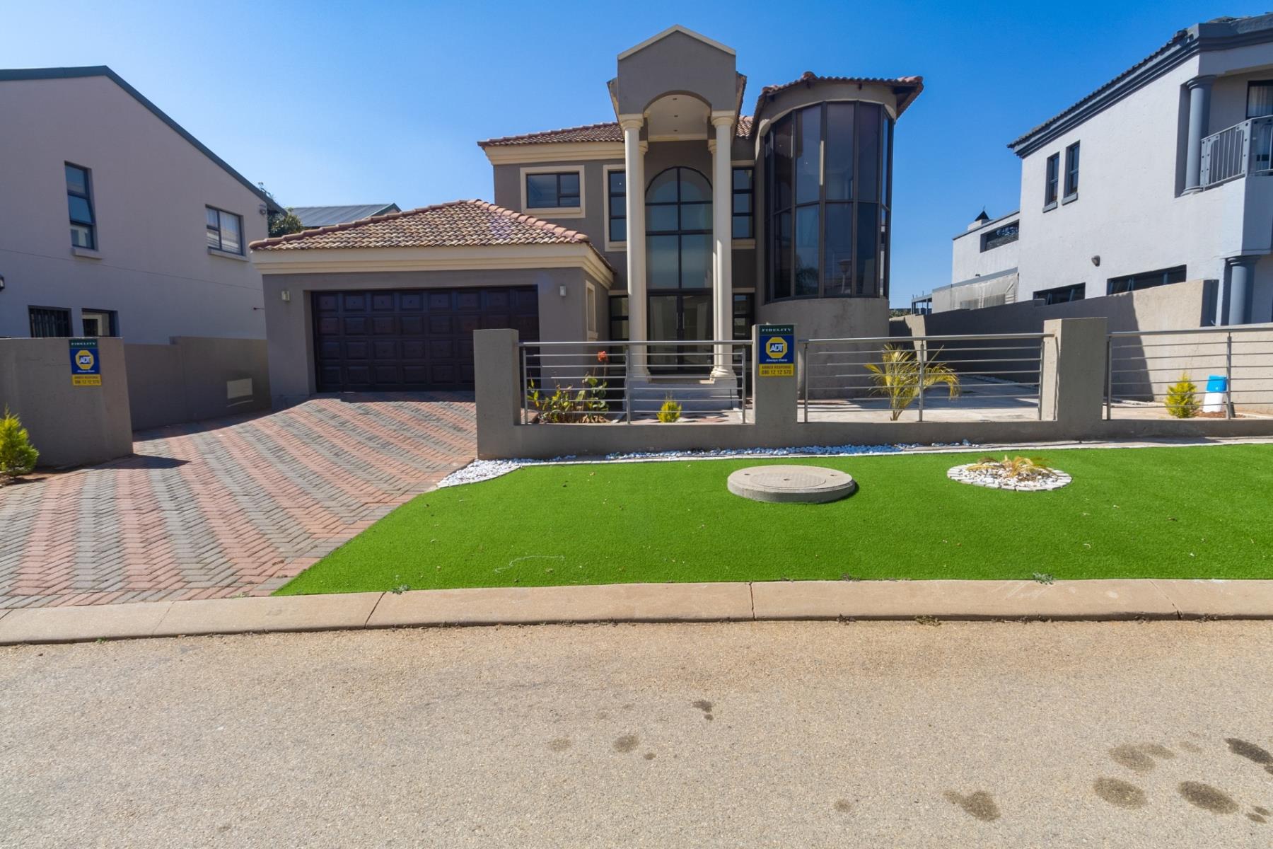 Modern 4-Bedroom Double Story in Thornhill