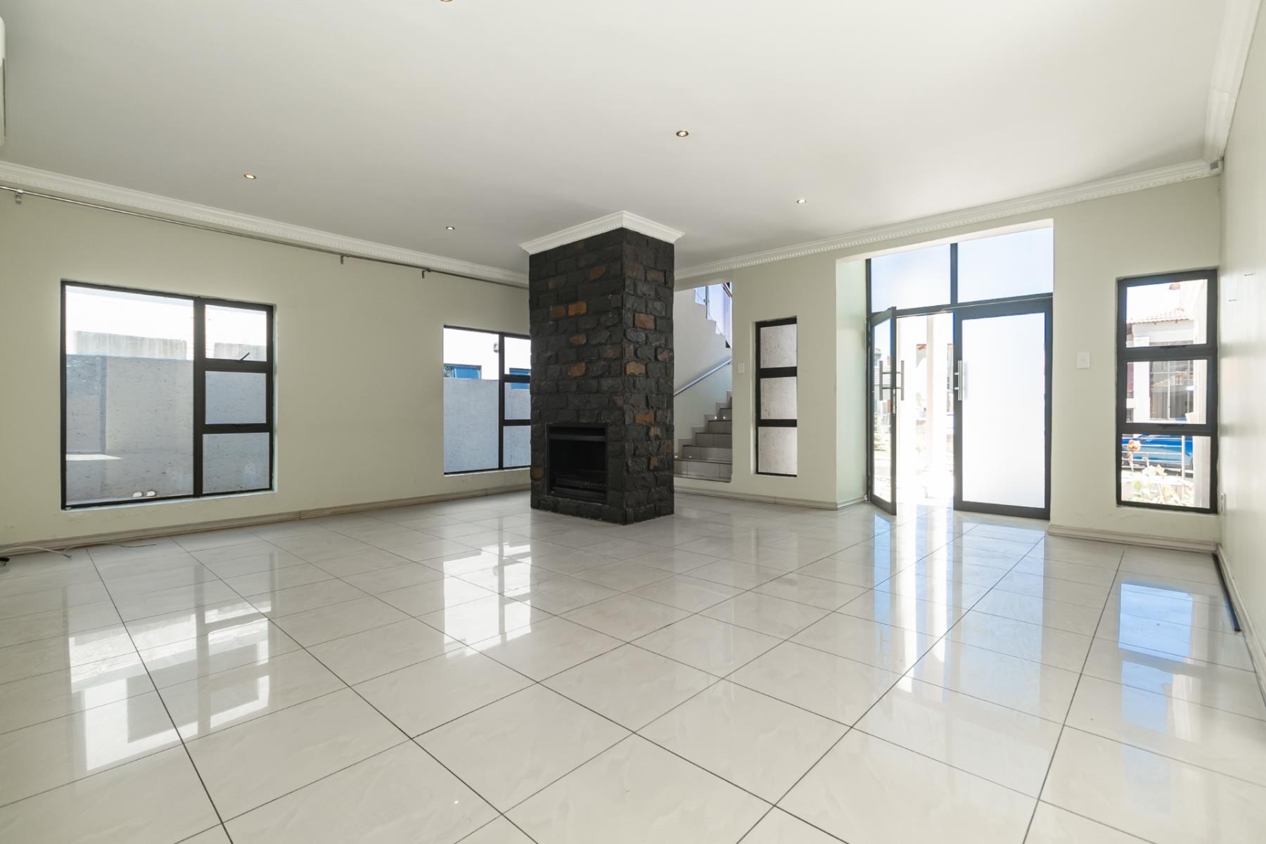 Modern 4-Bedroom Double Story in Thornhill